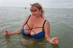 Украинка с 13 размером груди в купальнике взволновала мужчин пикантным видео