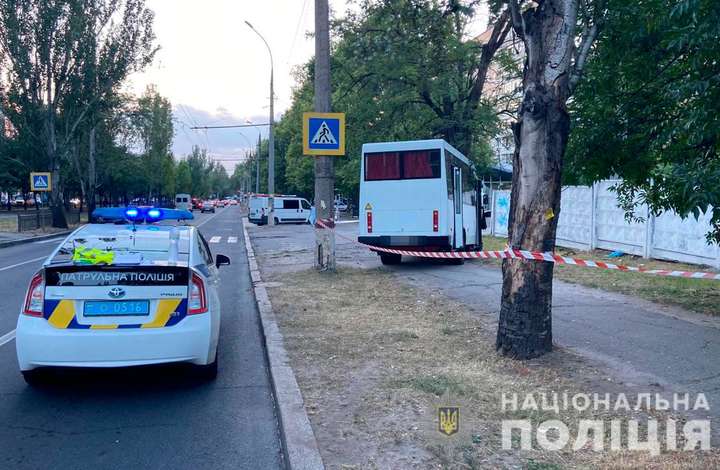 У Миколаєві маршрутка протаранила дерево, дев’ятеро постраждалих