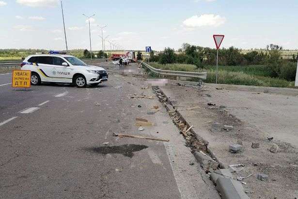 На Одеській трасі вантажівка на смерть збила двох пішоходів