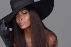 Пышнотелая блогерша смешно спародировала эротическую съемку Наоми Кэмпбелл