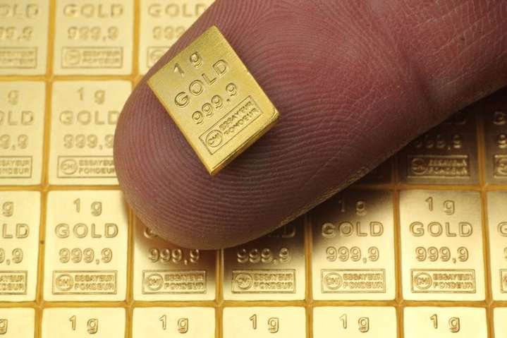 Ціни на золото б’ють рекорди: економіст розповів, чи варто купувати дорогоцінні метали