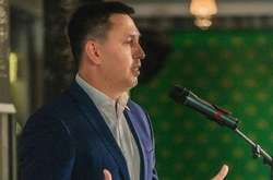 «Слуга народа» застал жену с любовником: видео драки