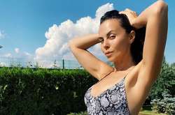 Влажная Настя Каменских в бикини очаровала мужчин (фото)