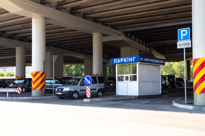 Первая перехватывающая парковка на 193 места уже месяц работает возле станции метро «Выдубичи» - Возле пяти станций метро в Киеве появятся перехватывающие паркинги