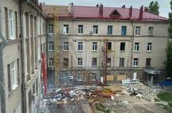 Візит міністра у Миколаїв: персонал лікарні примусили підмітали калюжі (відео)