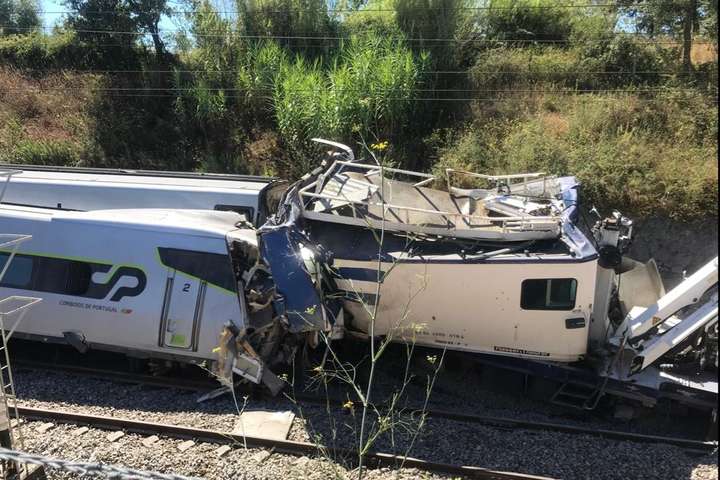 У Португалії масштабна троща: потяг зіткнувся з машиною