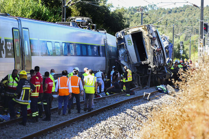 В Португалии сошел с рельсов пассажирский поезд, есть погибшие (фото_