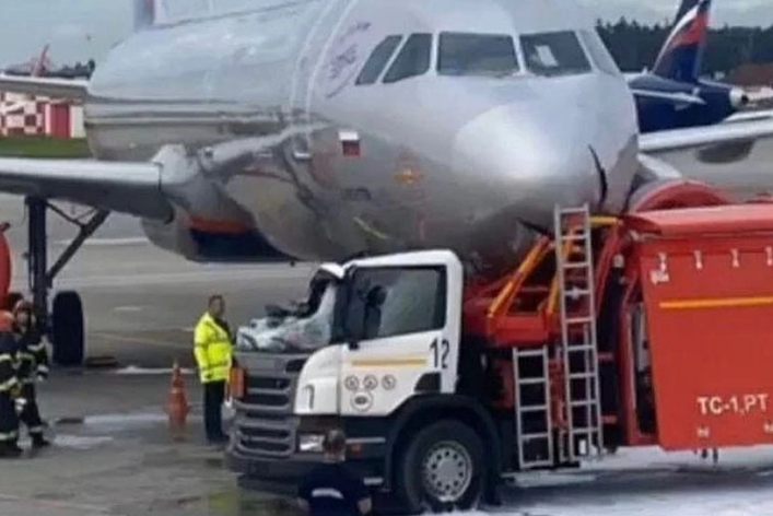 Бензовоз протаранив літак в російському аеропорту (відео)