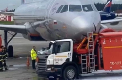 Бензовоз протаранив літак в російському аеропорту (відео)