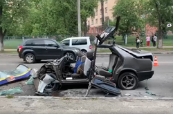 У Києві Mercedes влетів у маршрутку і перетворився на купу металу (відео)