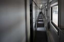 У поїзді «Маріуполь-Київ» в п’ятницю, 31 липня, невідомий чоловік вночі напав на жінку з дитиною і жорстоко відлупцював