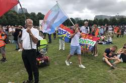 Поліція час від часу зверталася до організаторів з проханням нагадувати учасникам про обов’язкові заходи безпеки