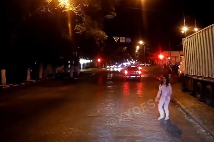 В Одесі молода дівчина кидалася під колеса авто (відео)