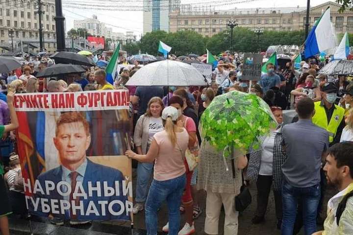 Антипутинский Хабаровск: к митингующим присоединились десантники