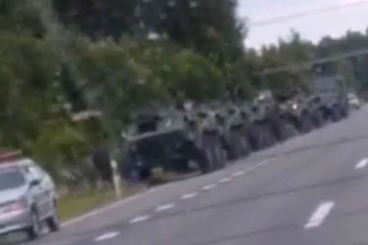 Колона БТР збройних сил Білорусі рухається до кордону Росії: відео