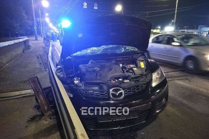 У Києві Mazda на шаленій швидкості протаранила авто: фото, відео