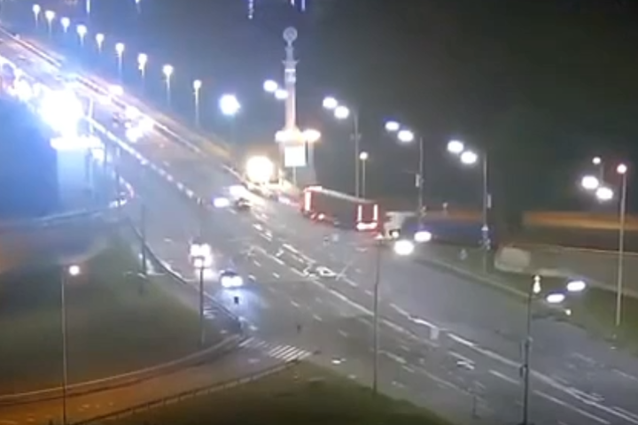 У Києві водій фури вирішив розвернутися через три смуги руху перед мостом (відео)
