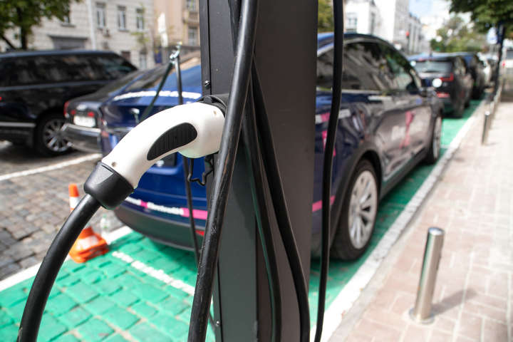 На парковках у центрі Києва з’явилися «зарядки» для електромобілів (фото)