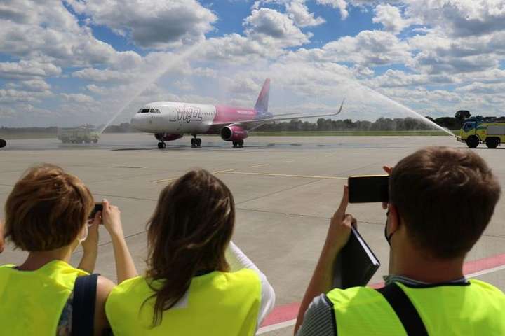 Авіарейси між Києвом і Таллінном скасовано через спалах коронавірусу в Україні 