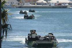  Бронетранспортери-амфібії армії США біля узбережжя Каліфорнії 