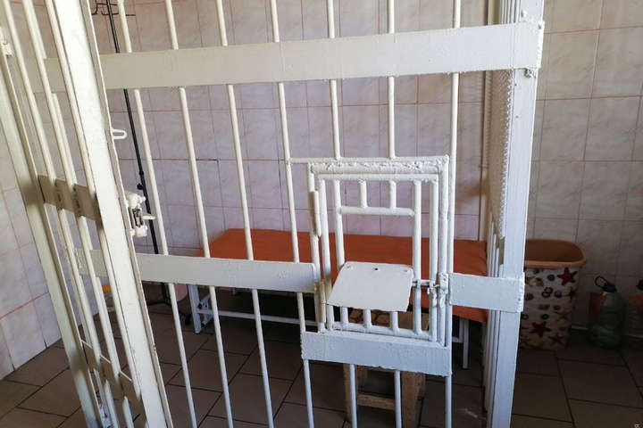 Кучеряво сидит: заключенный в Запорожском СИЗО выкупил все места в VIP-камере