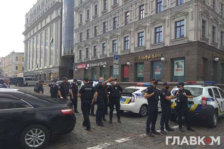 Стали відомі вимоги чоловіка, що погрожує підірвати будівлю в центрі Києва