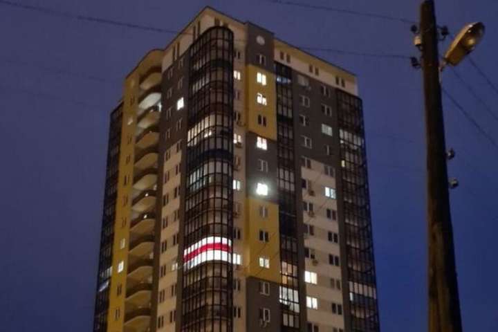 «Порушує архітектуру». У Мінську поліція конфіскувала штори, які нагадують білоруський прапор 