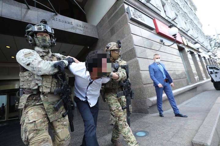 Затримання чоловіка, який погрожував підірвати банк - «Київському терористу», що захопив банк, оголошено підозру