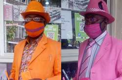  Стиляга из Кении Джеймс Майна Мванги всегда тщательно подбирает смартфон к носкам, а носки к галстуку 
  