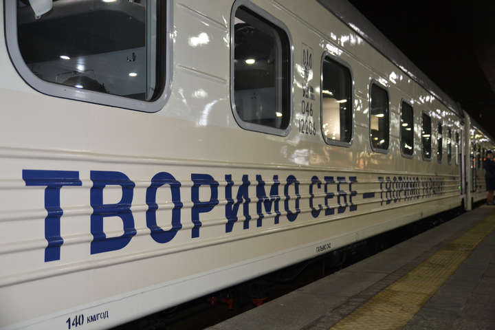 «Укрзалізниця» звільнить працівників потягу, в якому стався напад на жінку 