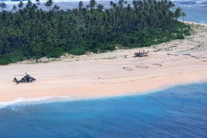 Військові врятували трьох моряків із безлюдного острова завдяки напису SOS на піску