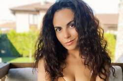 «Горячая красотка»: Настя Каменских похвасталась округлостями в облегающем комбинезоне