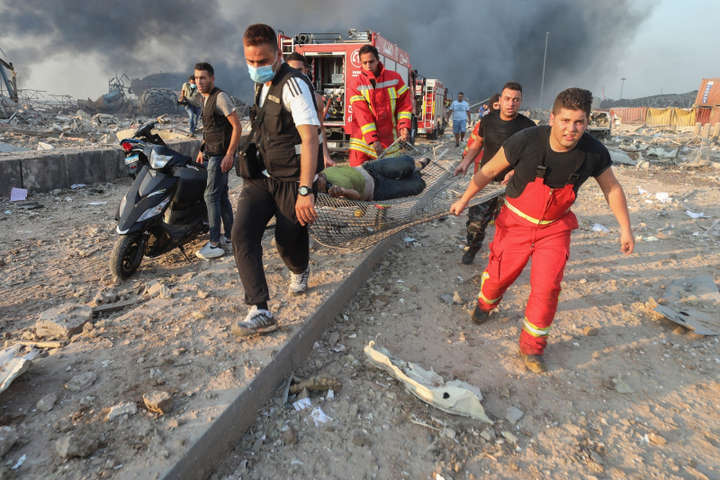 Сотни людей ранены, минимум десять погибших - подробности взрыва в Бейруте