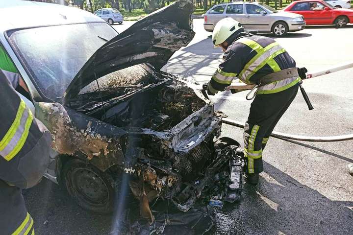 У Києві на ходу загорівся автомобіль (фото)