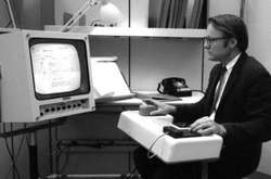 В США скончался создатель компьютерной мыши