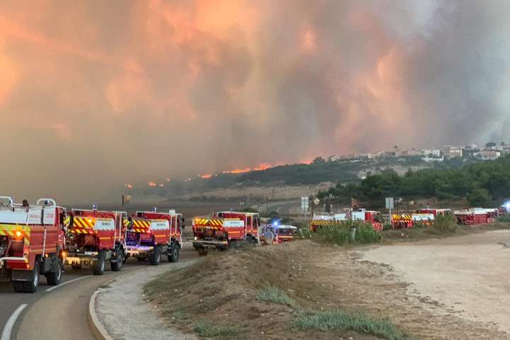 На півдні Франції горить ліс: майже три тисячі людей евакуювали 