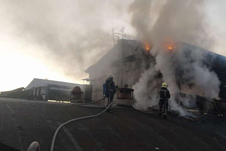На заводі в Київській області сталася пожежа (фото)