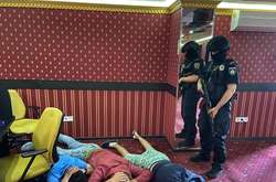 Маски-шоу з автоматами: поліція влаштувала облаву у підпільному гральному закладі під Києвом (фото)