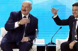Володимир Зеленський і нинішній лідер Білорусі Олександр Лукашенко вперше зустрілися в 2019 році в Житомирі на Форумі регіонів