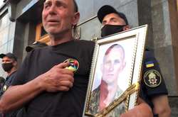 Отец держит в руках фотографию сына. Ярослав Журавель был ранен боевиками. Истекая кровью умирал четыре дня без еды и воды