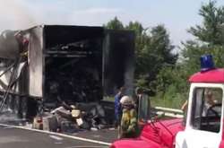 Рятувальники ліквідовують загорання у вантажівці