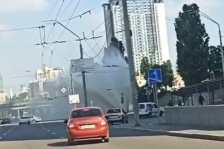 У Києві через прорив труби утворився десятиметровий фонтан (відео)