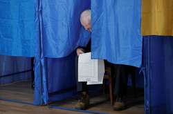  Виборцям ЦВК рекомендує забезпечити наявність особистої ручки для голосування, мінімізувати час перебування на виборчій дільниці і утриматися від відвідування приміщень з дітьми 