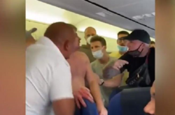 Головне – не кусатися. Пасажирам дали поради, як правильно битися в літаку 