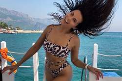 «Богиня». Настя Каменских в черном бикини заставила восхищаться ее фигурой (фото)