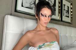  23-летняя супермодель Белла Хадид устроила дерзкую фотосессию в спальне 
  