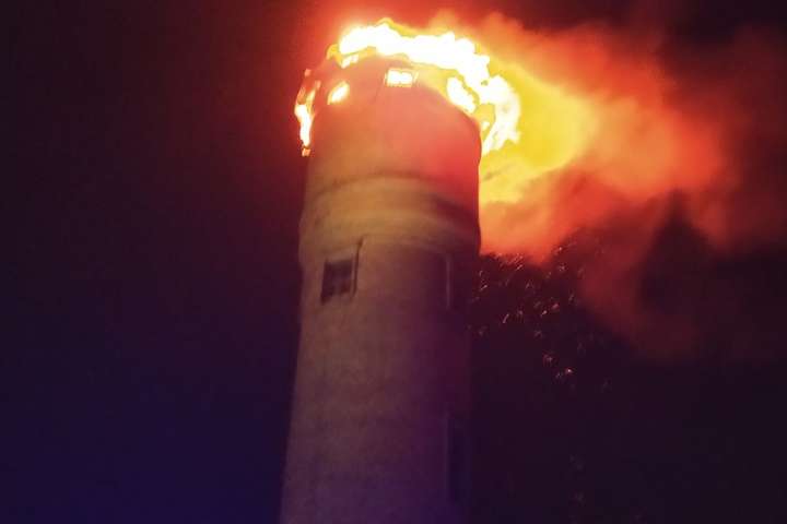 На Київщині горіла водонапірна башта (фото, відео)