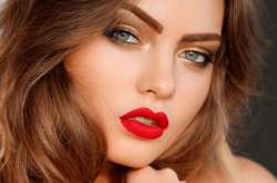 Британский психолог объяснил сексуальность красной помады