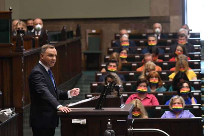 У Польщі під час інавгурації президента депутати одягли маски з веселкою на підтримку ЛГБТ
