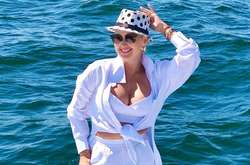  Популярная украинская певица Екатерина Бужинская пока наслаждается морским отдыхом в Одессе. 
  